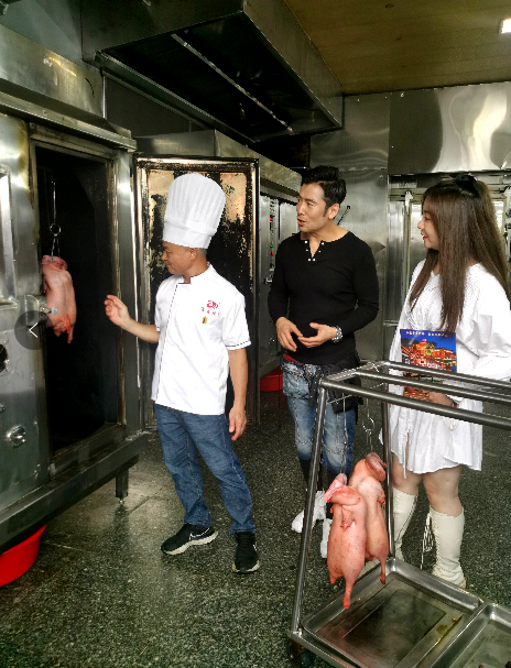 料鹅挂炉烧制 料鹅挂炉烧制